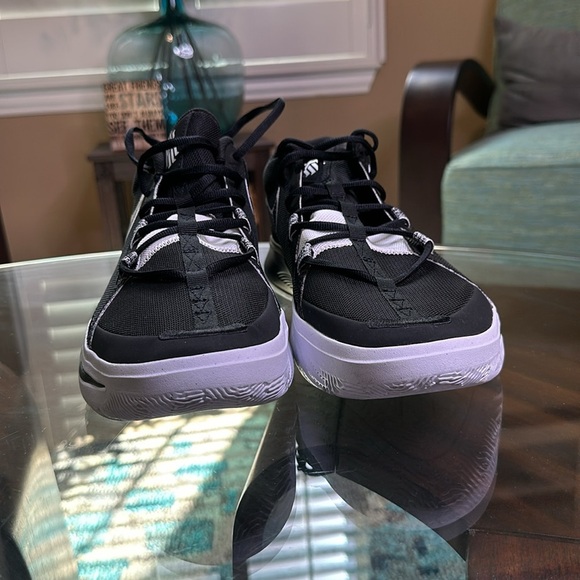 New Nike Kyrie Flytrap VI sneakers black and white size 11.5 - Picture 10 of 11